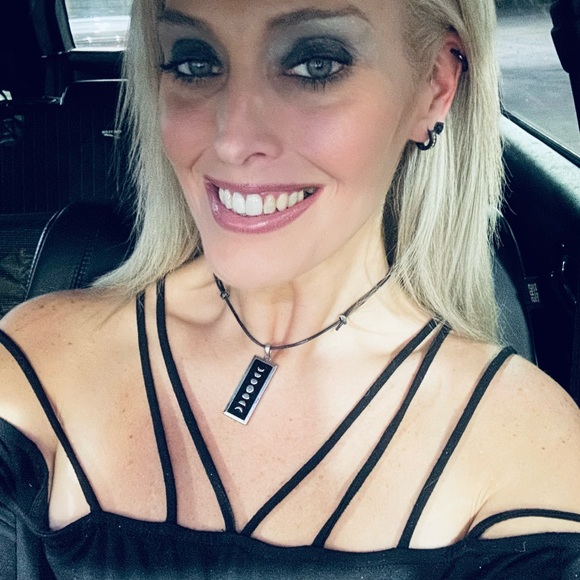 Meet your Posher, Debra - Picture 3 of 5